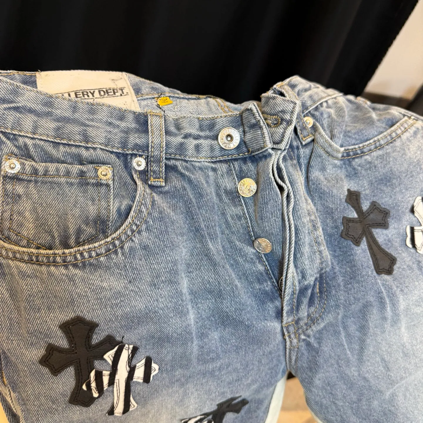 P290 model number: D333 GALLERY DEPT & Chrome hearts Co-branded spliced cow leather cross loose washed flared jeans to truly restore the ultimate vintage texture. The original hardware accessories, washed and other elevators, and the QR code analysis are all purchased from the original factory, with a high degree of restoration. You are welcome to compare the products~ Three-dimensional version Loose and comfortable, not picky about the figure, taller and slimmer, factory Seiko, original factory quality control, same style for men and women, can be matched with couples, versatile recommendation, must-have jeans for all seasons Trendy people have been disappointed. From the quality selection of fabrics, the tailoring of details, and the matching of patterns, everything is impeccable! The upper body is so handsome when worn...it can be easily worn by men, women and children! The craftsmanship is made of heavy-duty washed pure cotton denim fabric. After washing, it is soft and thick. It is very stylish when worn. Size: 28, 30, 32, 34, 36 (S-XXL) Color: Stitching Size reference # 28 trouser length 100 waist 72 30 trouser length 102 waist 76 32 trouser length 104 waist 80 34 trouser length 106 waist 84 36 pants length 108 waist circumference 88